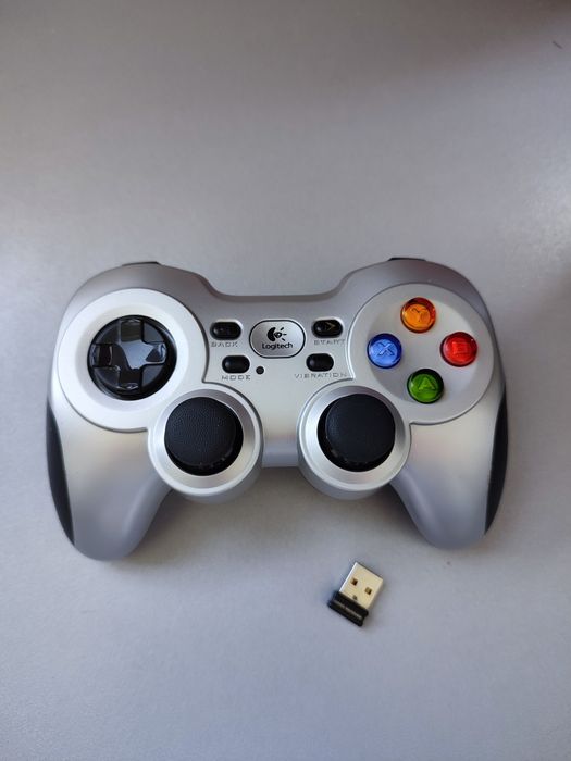 Gamepad wireless Logitech F710, controller PC - Stare foarte buna