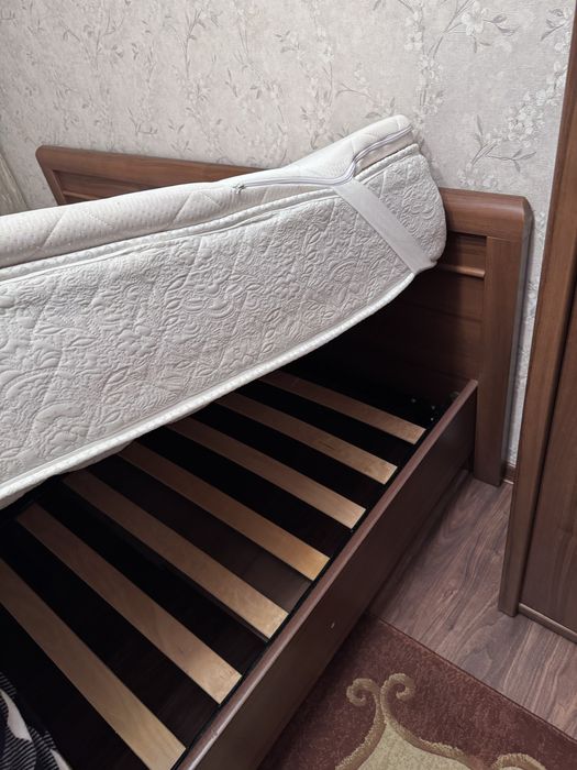 Двуспальная кровать с матрасом