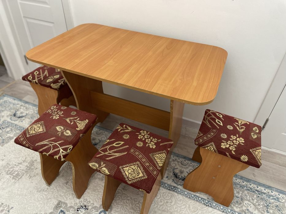 Стол и стулья 4 шт