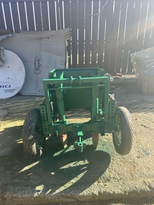 Semanatoare arpagic și usturoi pe 2 rânduri pentru motocultor