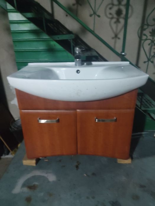 Продам ванну 110 на 110 унитаз и раковины