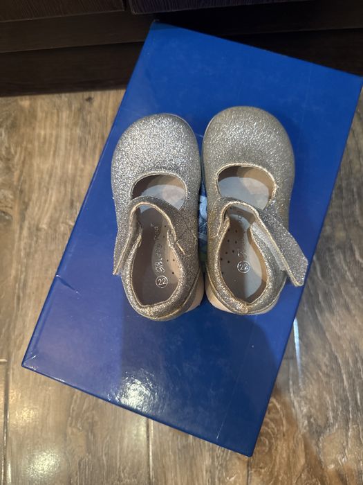 Туфли на девочку, новые, размер 22.