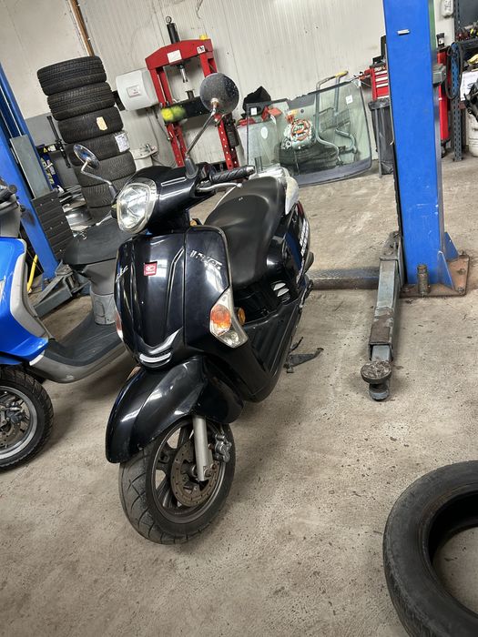 inchiriez  Scuter glovoo tazz bolt food