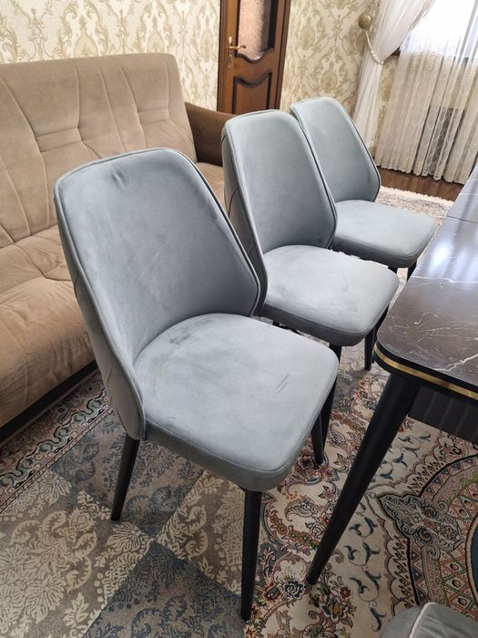 Стол ва 8та стул сотилади, чехоли билан бирга. Стол размери узгаради