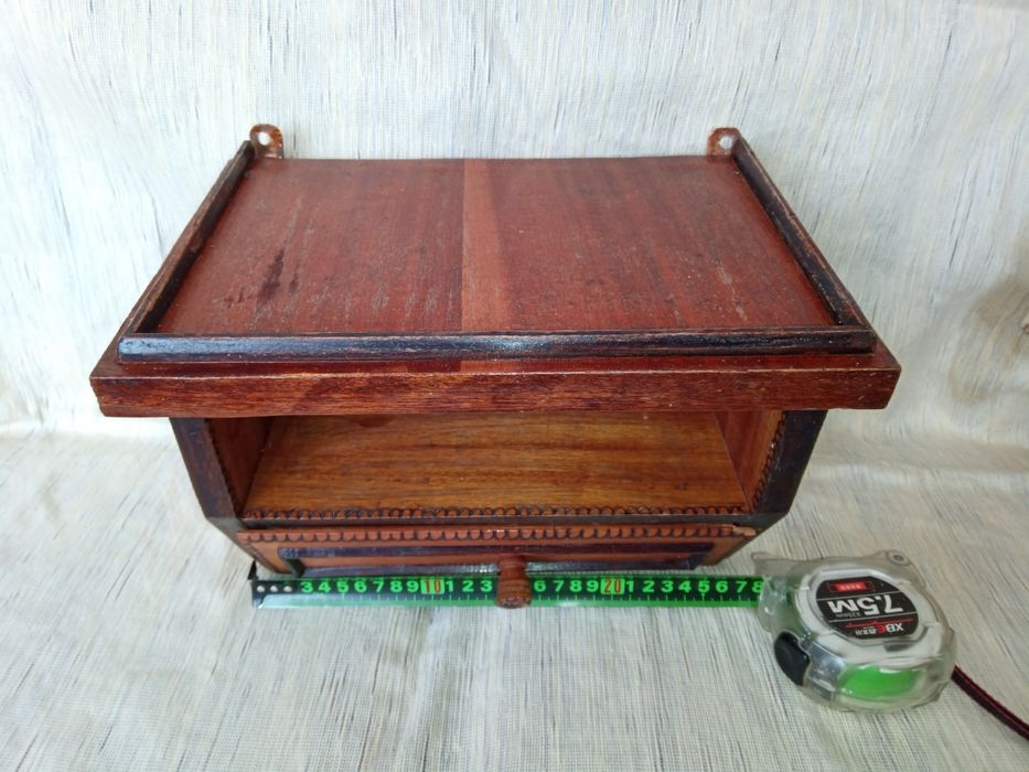 Стар дървен стенен шкаф с чекмедже