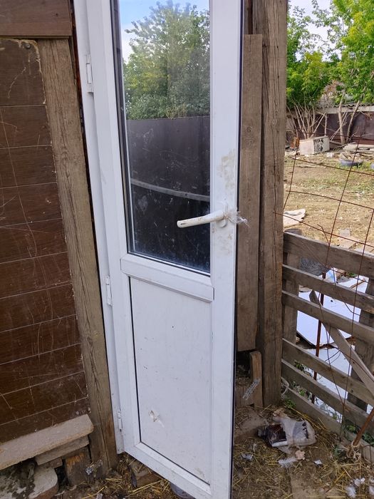 Продам пластиковые двери