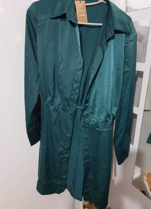 Зелена сатенена рокля