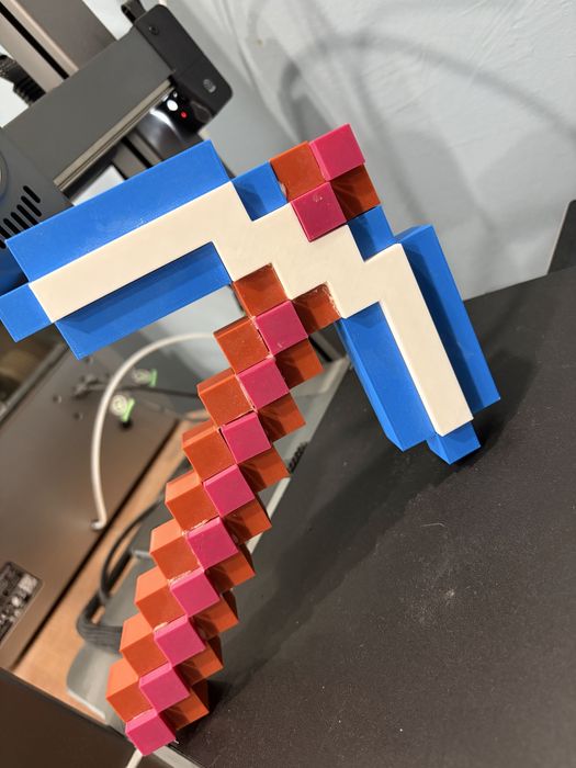 3D принтирана кирка от Minecraft – декоративен модел