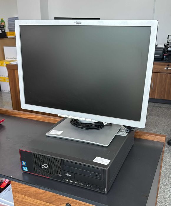 Set Calculator Fujitsu Esprimo E710 si monitor Fujitsu B22W-7, LED, 22 inch, i5-3470, 8 gb ram ddr3, SSD 480 GB si HDD 500 GB, WIN 10 PRO cu licenta