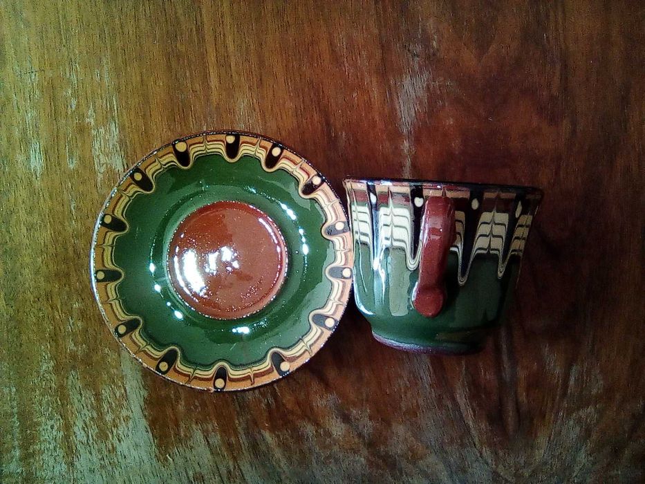 керамични чашки, канички, стомничка и един сет чашка с чинийка