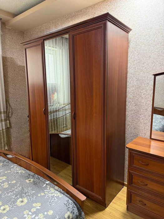 Срочно!!! продается спальный гарнитур. кровать тумбы тремо шкаф