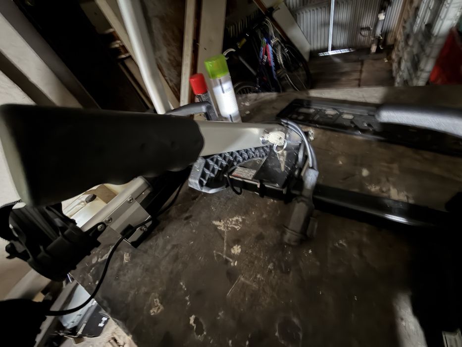 Продава се стойка за две колела закрепваща се за теглича