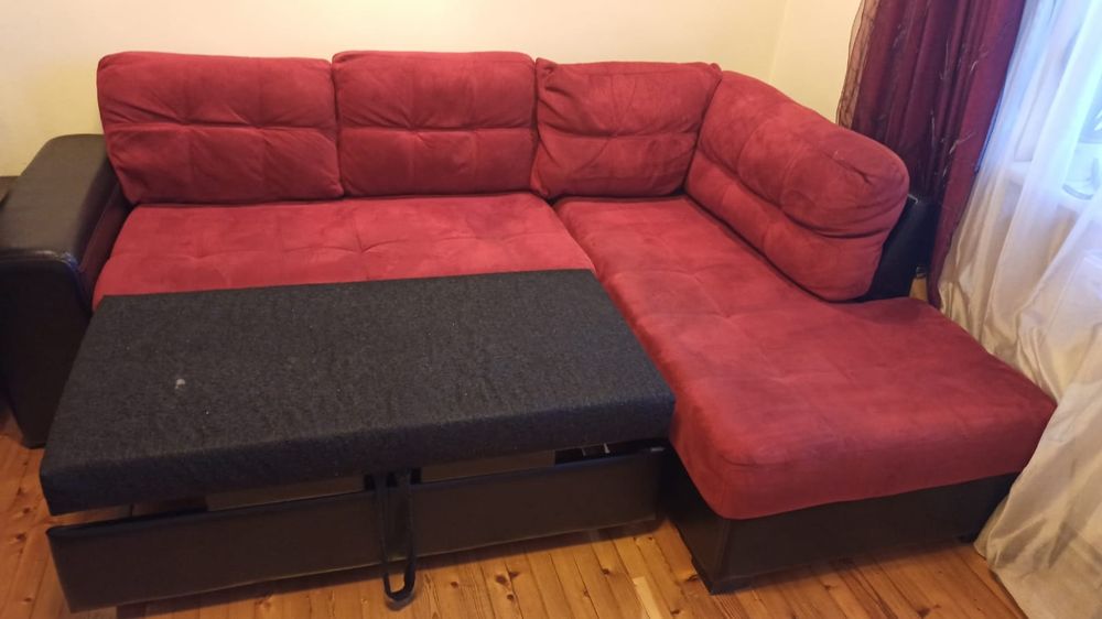 Ъглов диван, вишнав, с черна кожена тапицерия и ракла