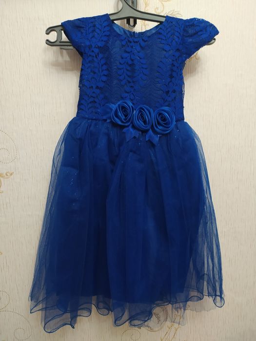 Продам вечерние платья на девочку 3-5 года