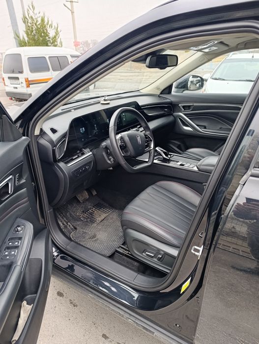 Автомобил Bestune T55