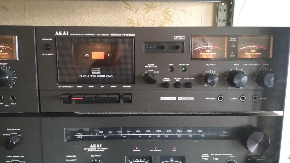 Музикална уредба Akai - усилвател, тунер и триглав дек