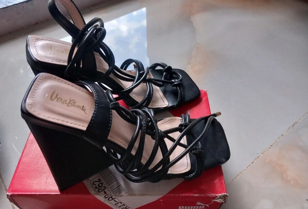 Vând sandale noi mărimea 38