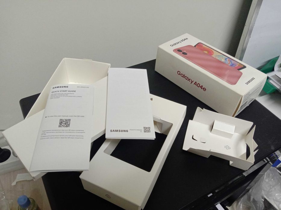 Пустые коробки от телефонов