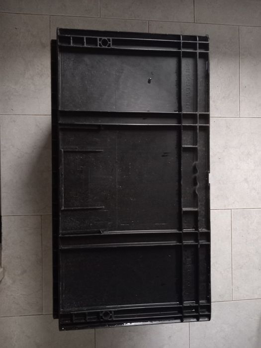 Vând ladă plastic cu capac sau fără pentru depozitare.