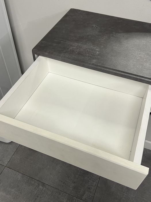 Столик для макияжа, консоль и зеркало