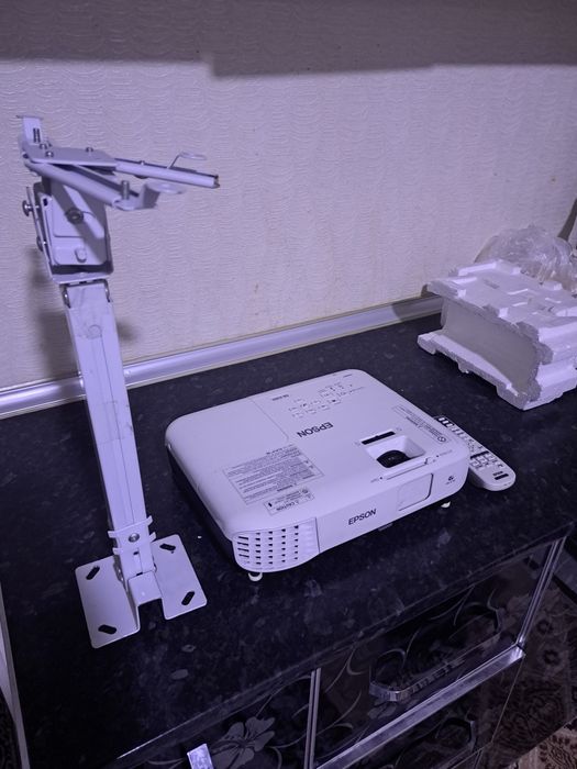 Proyektor sotiladi. Прадаетца проектор Epson
