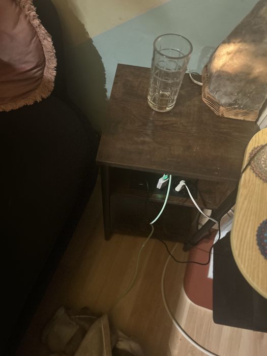 Noptiera stejar maro  smart cu 2 corpuri priza integrata