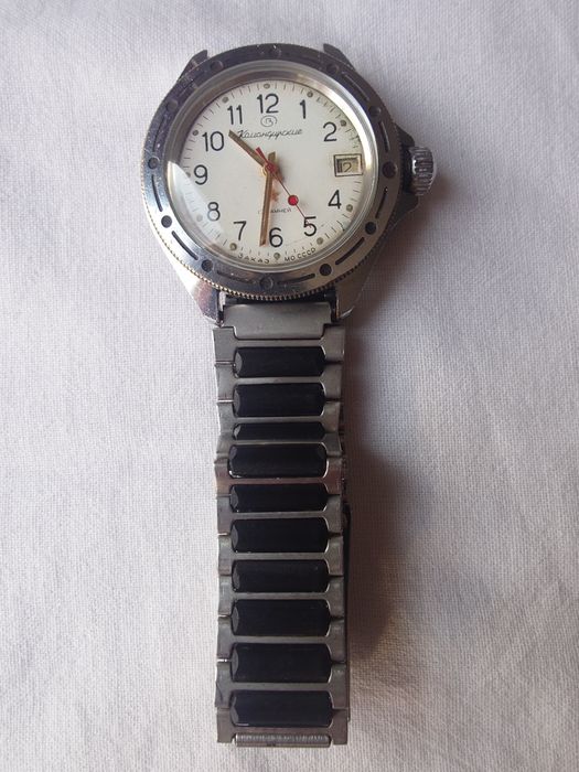 Восток Командирски - съветски механичен часовник, с ръчно навиване.