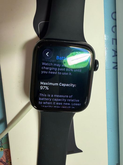 Продавам Apple Watch SE2