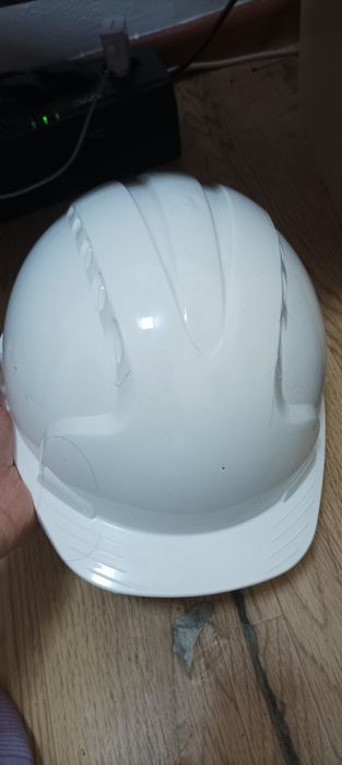 Продам каску , обувь