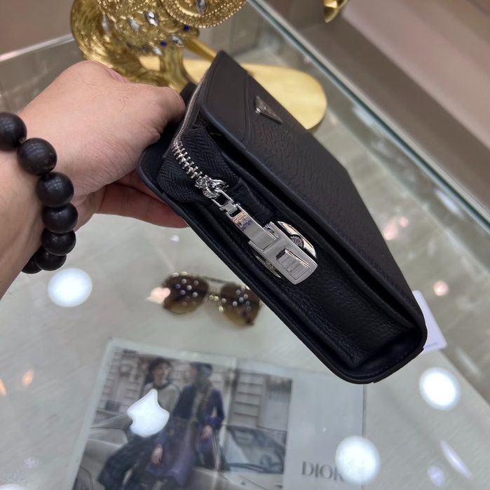 Мъжка чанта Prada със заключващ механизъм
