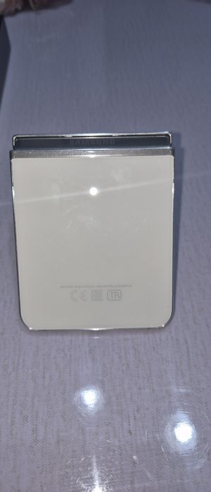Galaxy Z Flip5. Продам телефон б/у