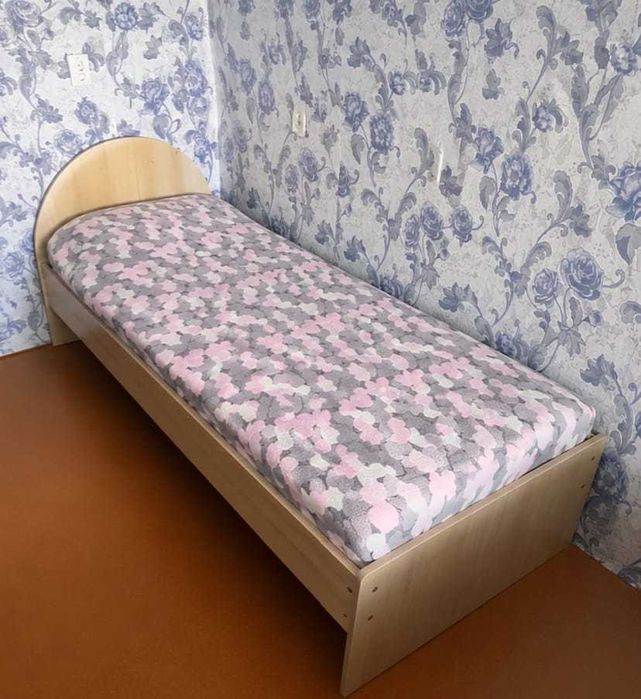 Кровать с матрасом