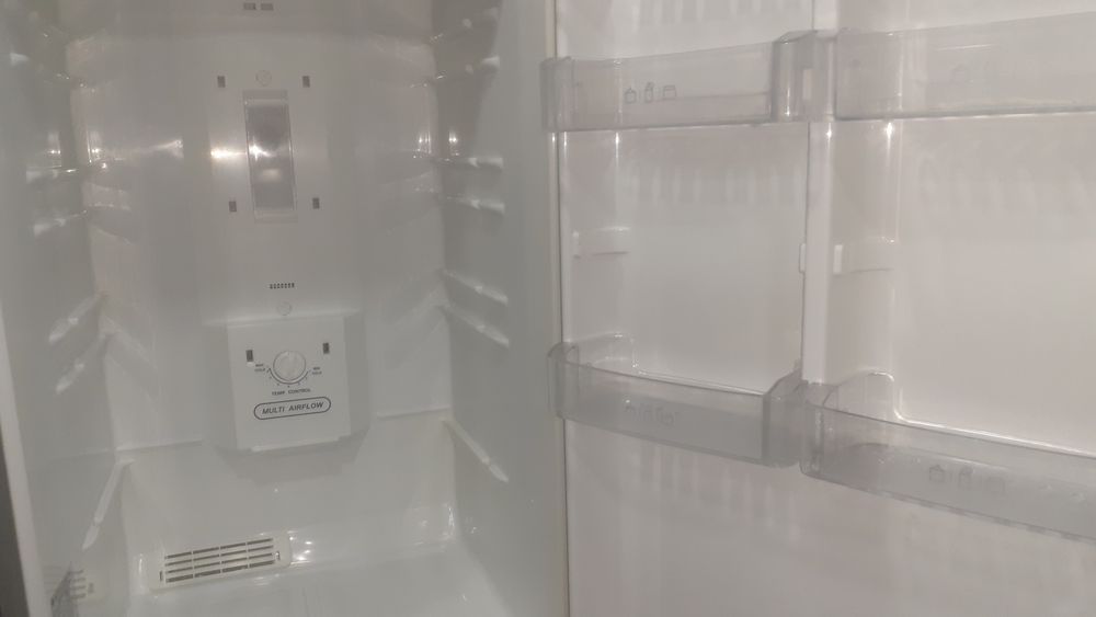 Продам двухкамерный холодильник  LG .