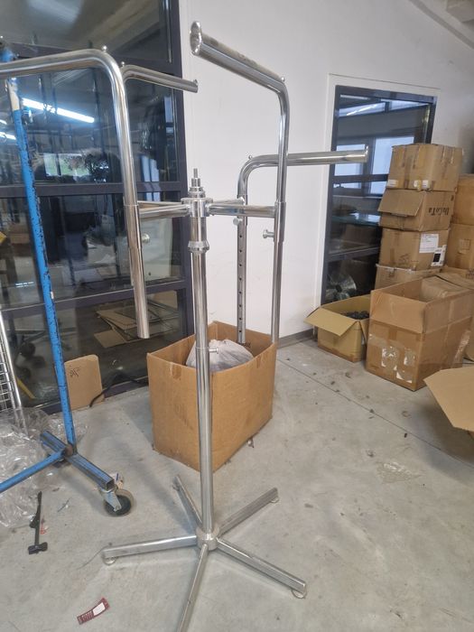Vând stalpi lemn expunere ,stalpi fier,  accesorii, manechine,rafturi