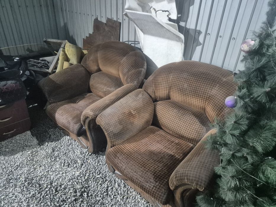 Продам дёшево диван и два кресла