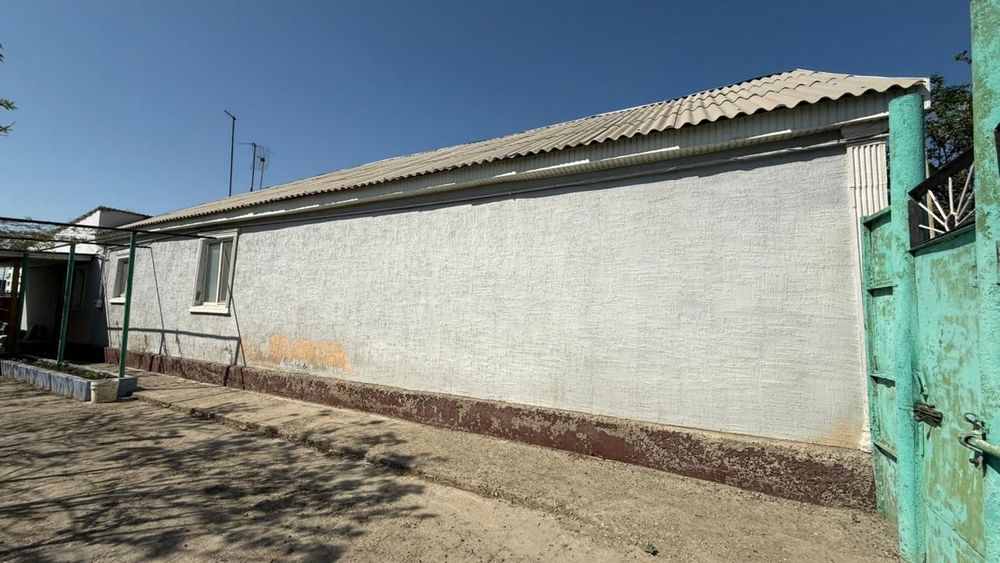 На стройматериалы продается дом под снос.