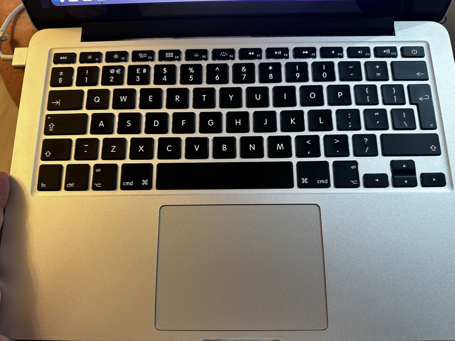MacBook Pro 13” Retina (2015) – 512GB SSD / 8GB RAM – cutie originală + 2 încărcătoare