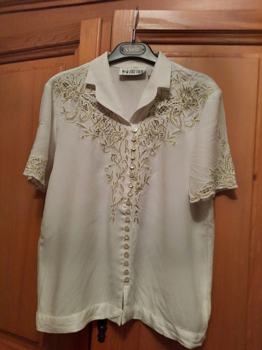 Frumoasa bluza de dama cu broderie aurie marimea 38