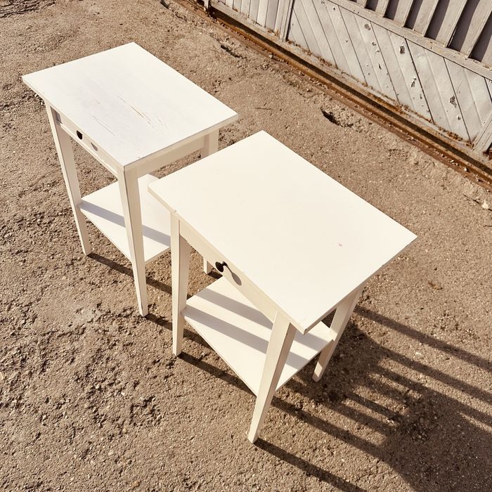 Комплект 2 бр. бели нощни шкафчета / помощни масички