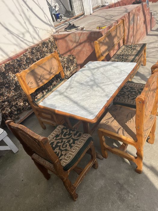 Oshhona uchun moljallangan stol stul