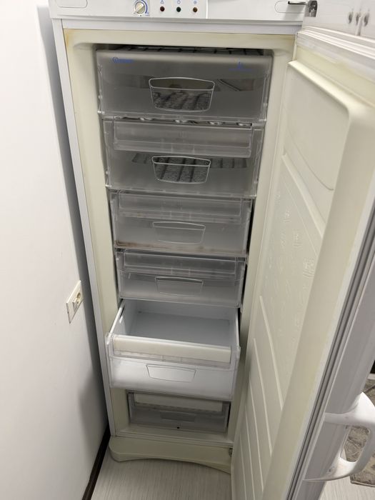 Lada frigorifica verticala INDESIT