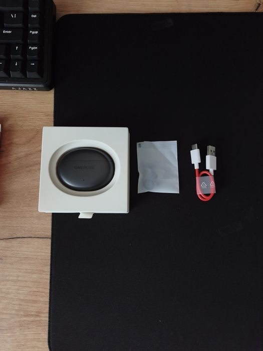 Oneplus buds ace 2 в черном цвете, с чехлом