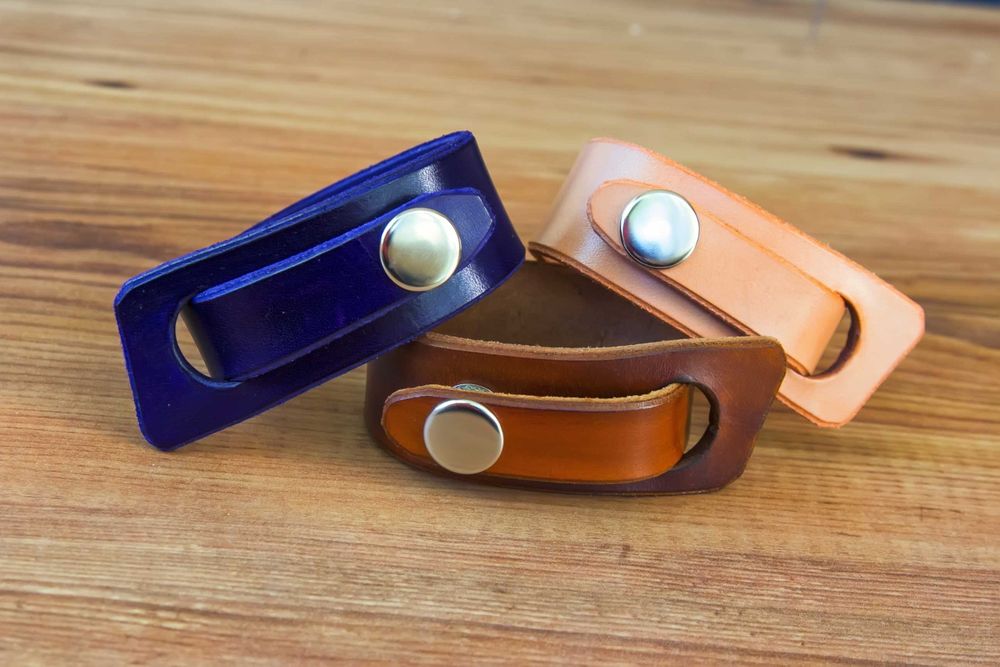 Дамски и мъжки кожени гривни