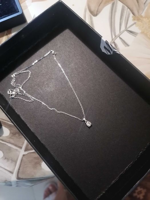 Златно колие с бял сапфир