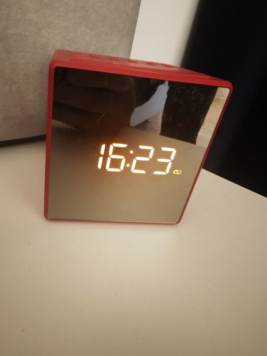 Ceas roșu deșteptător Sony