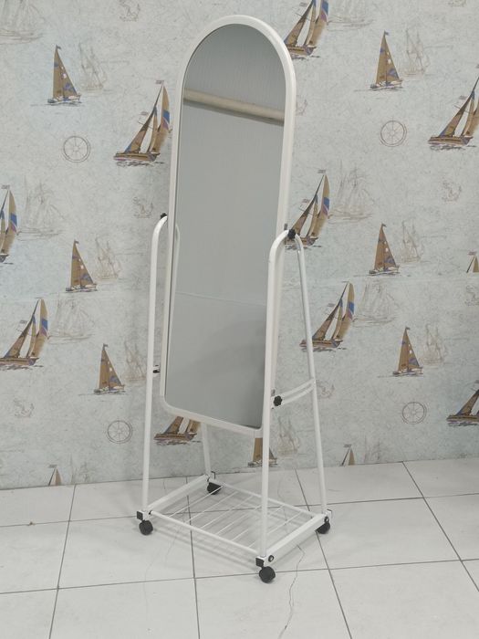 Зеркало напольное на колёсиках