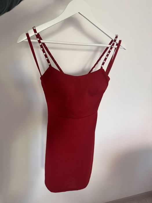 Rochie mini rosie cu bretele in x si accesorii metalice