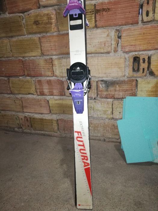 Два чифта ски различни размери