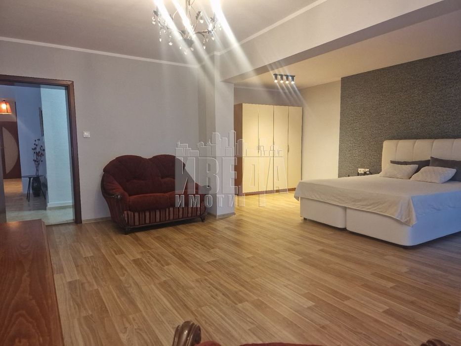 Къща в Варна, област-м-т Манастирски рид площ 465