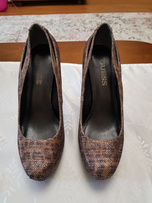 Pantofi Guess cu toc aurii